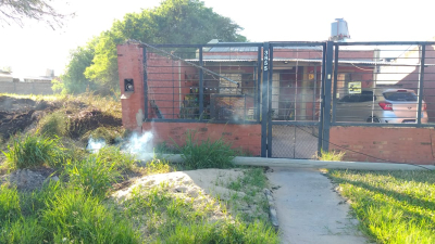 Tras una quema de pastizales cayó un poste de luz