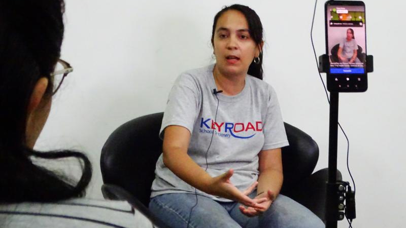Escribió un libro sobre ser mamá primeriza y lo aprendido del budismo