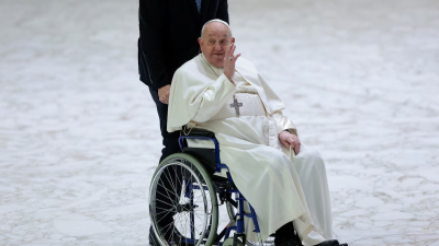 El papa Francisco padece neumonía bilateral y su estado es "complejo"