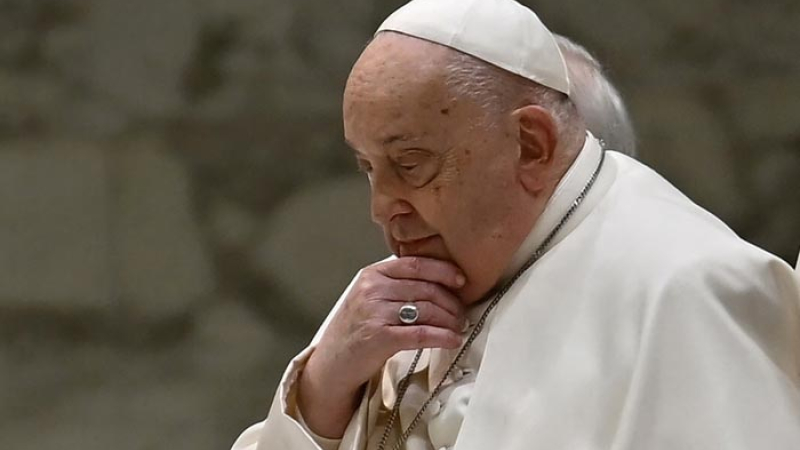 El papa, hospitalizado por neumonía, está despierto y puede comer, según el Vaticano