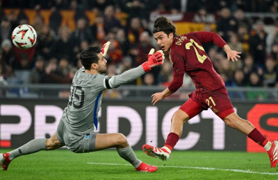 Un brillante Paulo Dybala metió a Roma en octavos