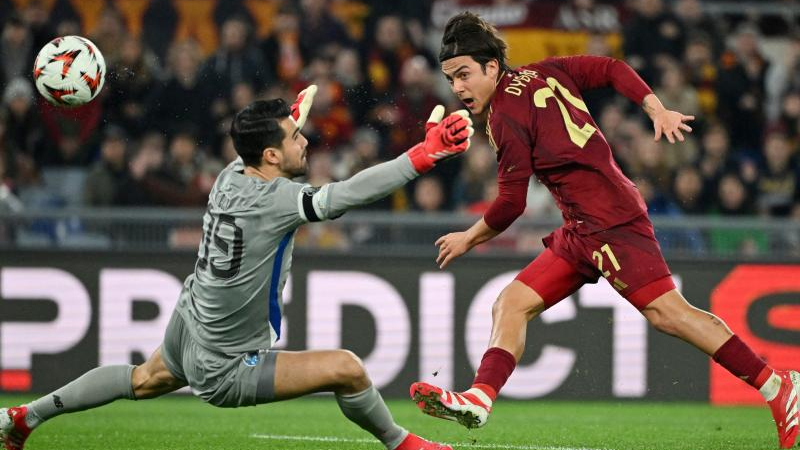 Un brillante Paulo Dybala metió a Roma en octavos