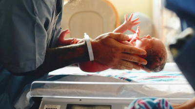 La vida de las familias de los bebés prematuros: "Tuvimos que sacar un préstamo para comprar leche"