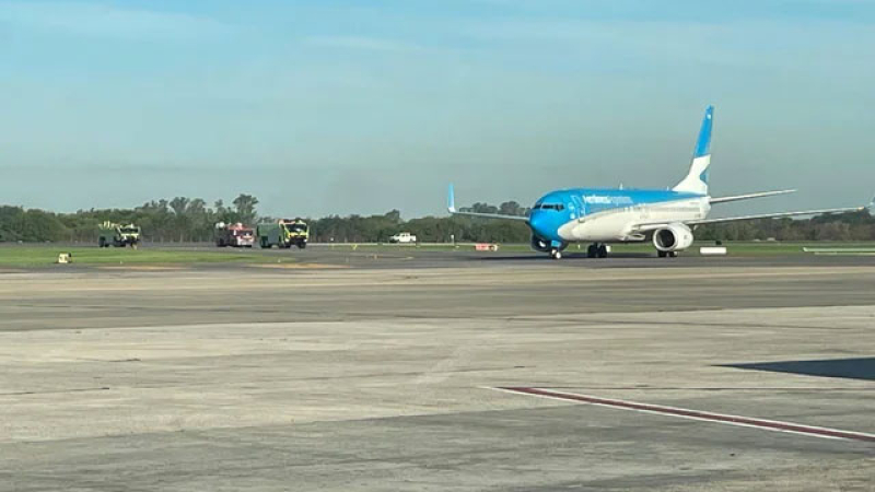 Un avión de Aerolíneas aterrizó de emergencia por problemas en un motor