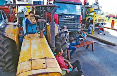 Yerbateros de Misiones endurecen la protesta que se va extendiendo