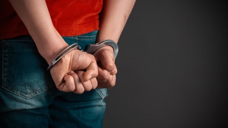 Detienen a un hombre por exhibiciones obscenas en la vía pública