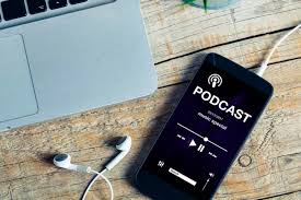 podcast con celular.jpeg