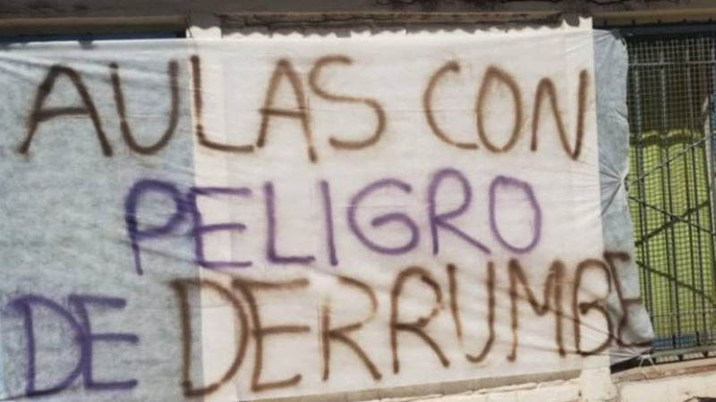 Paro de padres en una escuela que "se cae a pedazos"