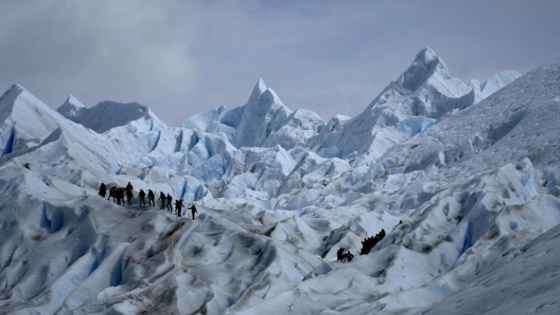 Día Mundial de los Glaciares: una incursión a pie por el hielo azulado del Perito Moreno argentino