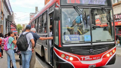 Colectivos circulan hoy pero la concreción de un paro sigue latente
