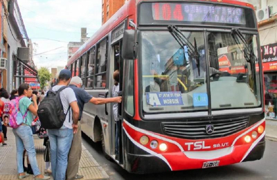 Colectivos circulan hoy pero la concreción de un paro sigue latente