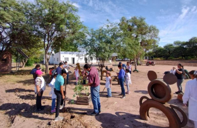 Alumnos y docentes reforestaron la Escuela 703 de Pampa Bolsa