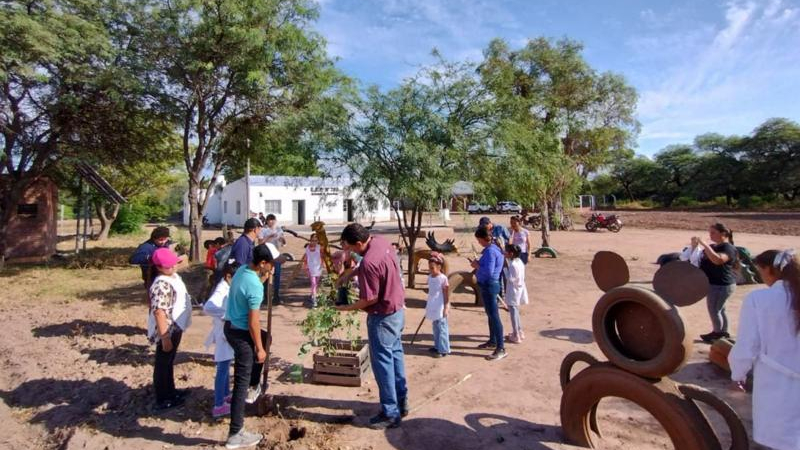 Alumnos y docentes reforestaron la Escuela 703 de Pampa Bolsa