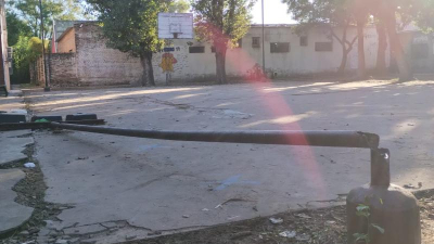 A una escuela se le derrumbó el muro y llevan tres años en espera de la reparación