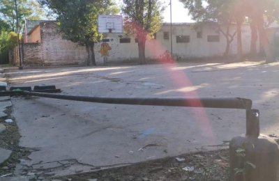 A una escuela se le derrumbó el muro y llevan tres años en espera de la reparación