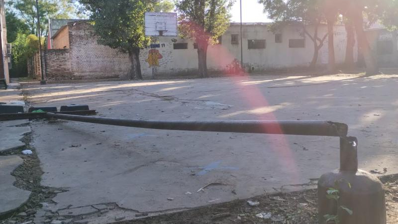 A una escuela se le derrumbó el muro y llevan tres años en espera de la reparación