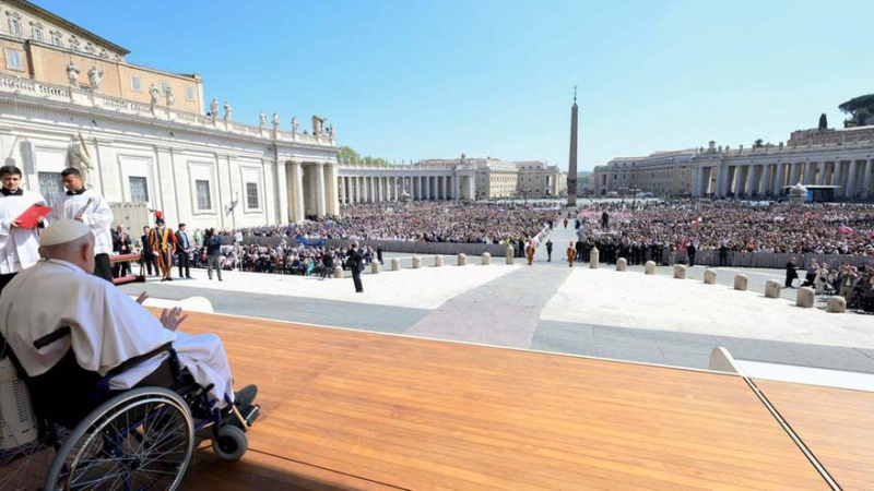 El Vaticano confirmó que el Papa sufrió un derrame cerebral