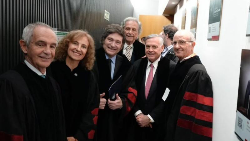 Milei y la comitiva no llegaron a tiempo a la despedida del Papa