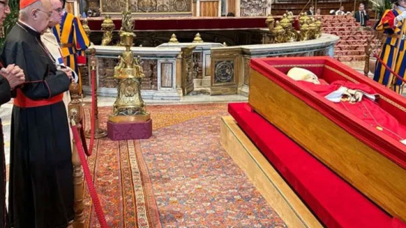 Un cardenal sancionado por abuso llegó a Roma