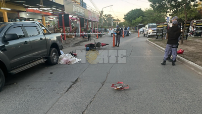 Un menor muere al chocar su moto con una camioneta estacionada