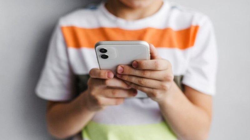 Nueve años es la edad promedio en que chicos del país acceden a un celular con internet