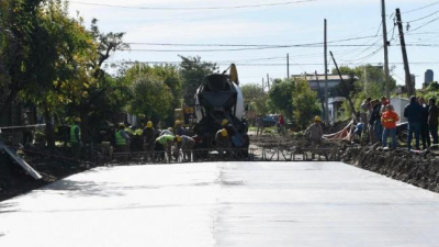 El gobernador constató avance de pavimentación de calle Cocomarola