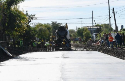 El gobernador constató avance de pavimentación de calle Cocomarola