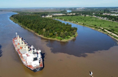 Un barco cargado con trigo por 7,8 millones de dólares quedó varado en el río