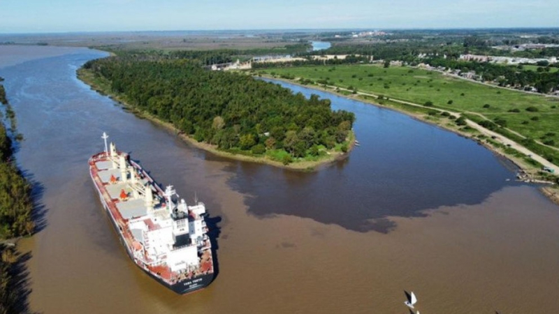 Un barco cargado con trigo por 7,8 millones de dólares quedó varado en el río