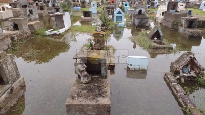 Deudos se encuentran con pasillos inundados en el cementerio San Francisco Solano