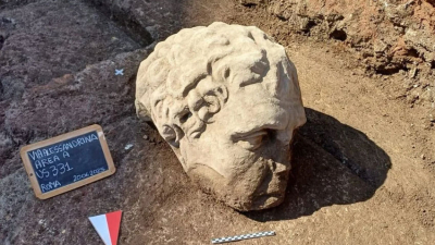 Hallaron una imponente cabeza de mármol durante excavaciones en el centro de Roma