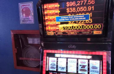 Ganó $100 millones en el casino pero le dijeron que la máquina "no funcionaba"