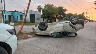 Vuelco en la madrugada: un auto terminó contra un poste en avenida Urquiza