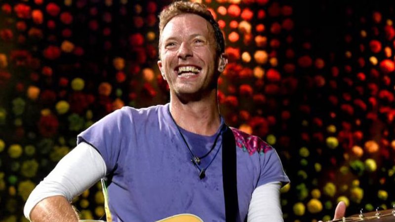 Chris Martin descubrió una infidelidad en pleno concierto de Coldplay: "O tienen una aventura o son muy tímidos"