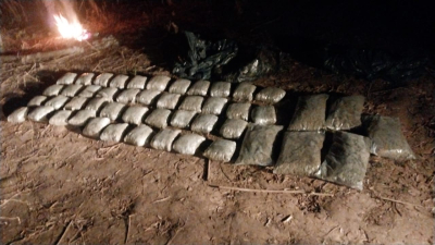 Abandonó casi 49 kilos de marihuana y huyó a tiros en una lancha
