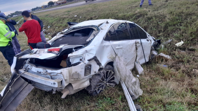 Despiste en la ruta 16: un automóvil terminó en un zanjón y debieron asistir al conductor