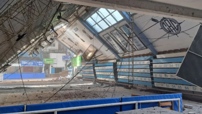 Se desplomó el techo y el muro del estadio de básquet del Club de Regatas