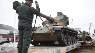 Más de ochenta vehículos militares se transportan en tren hacia el Chaco