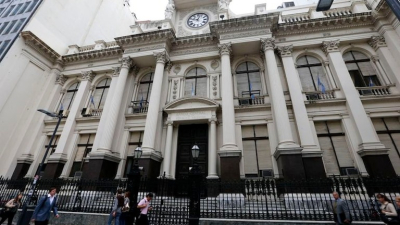 Nueva norma para contener el dólar: el Banco Central limitó los movimientos de los bancos