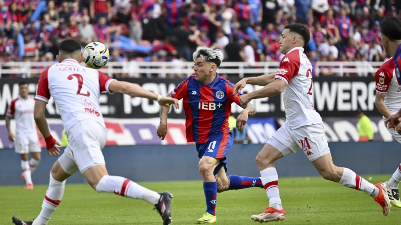 San Lorenzo no pudo aprovechar la superioridad numérica y empató sin goles ante Huracán