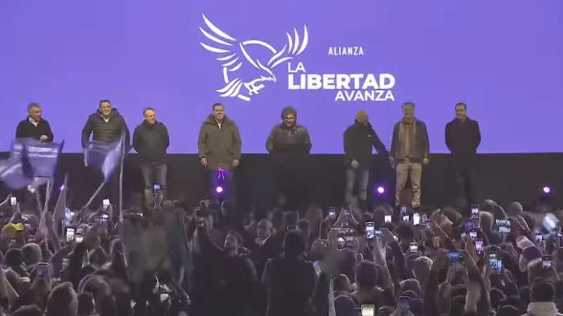 Milei rechazó las "operaciones" dijo que LLA y el peronismo están en "empate técnico"
