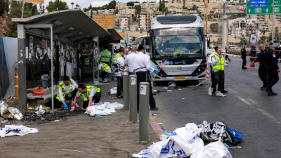 Seis muertos y más de veinte heridos tras un tiroteo en una parada de colectivos en Jerusalén