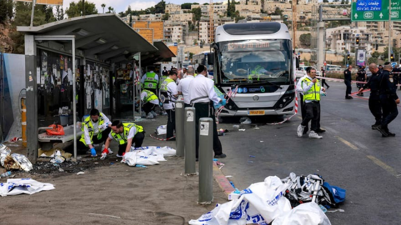 Seis muertos y más de veinte heridos tras un tiroteo en una parada de colectivos en Jerusalén