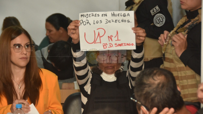 Marcela Acuña volvió a la protesta: esta vez con un cartel en sede judicial