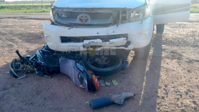 Un motociclista quedó grave tras impactar contra una camioneta en Du Graty