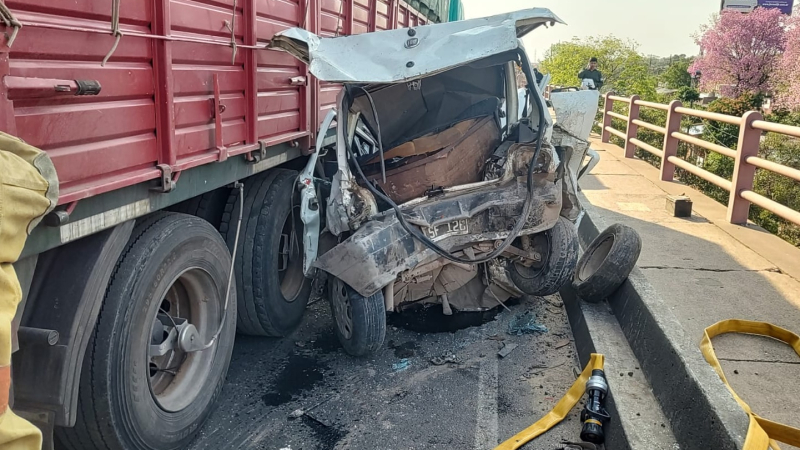 Caos en el puente: el impactante choque deja tres heridos graves