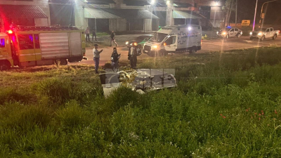 Chocó una camioneta, despistó y terminó en un canal