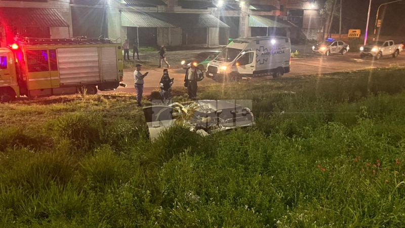 Chocó una camioneta, despistó y terminó en un canal
