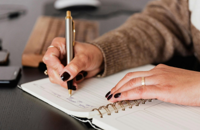 Escribir a mano aún en la era digital: por qué los neurólogos lo recomiendan