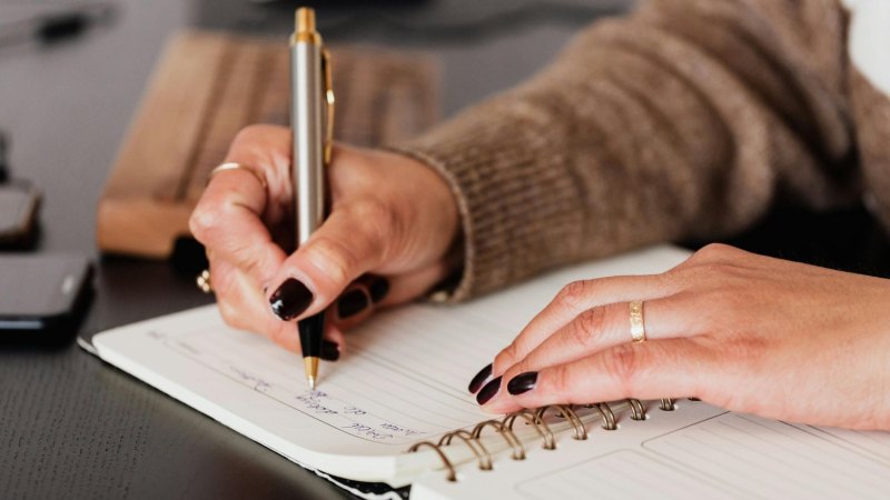 Escribir a mano aún en la era digital: por qué los neurólogos lo recomiendan